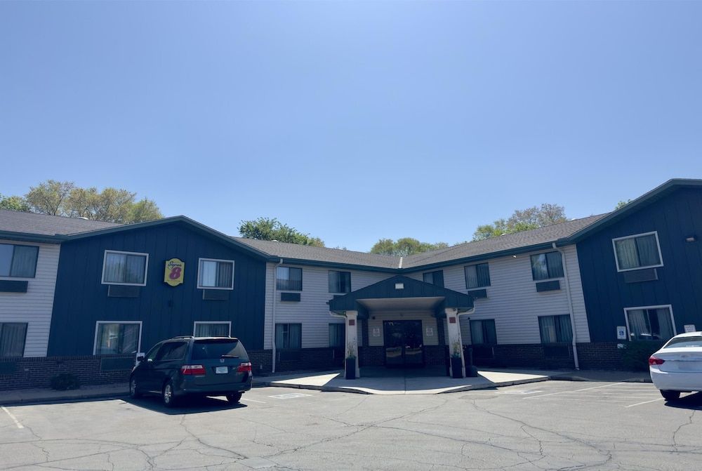 Super 8 by Wyndham Shakopee 1