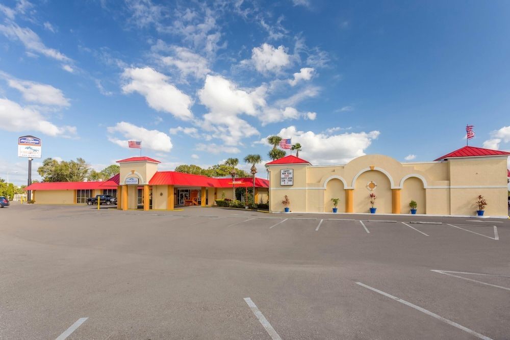 Howard Johnson by Wyndham Lakeland 1