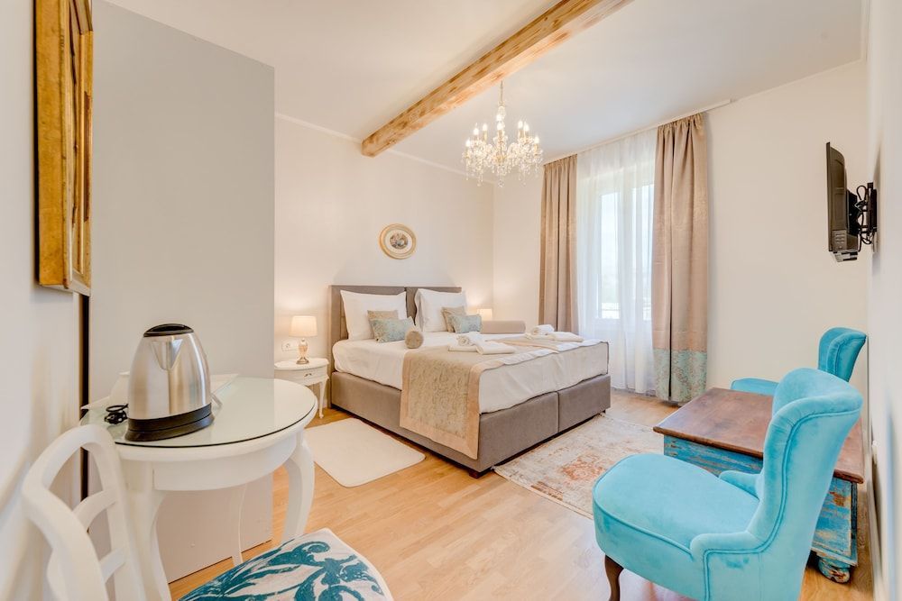 Le Monde - Vintage Accommodation 1