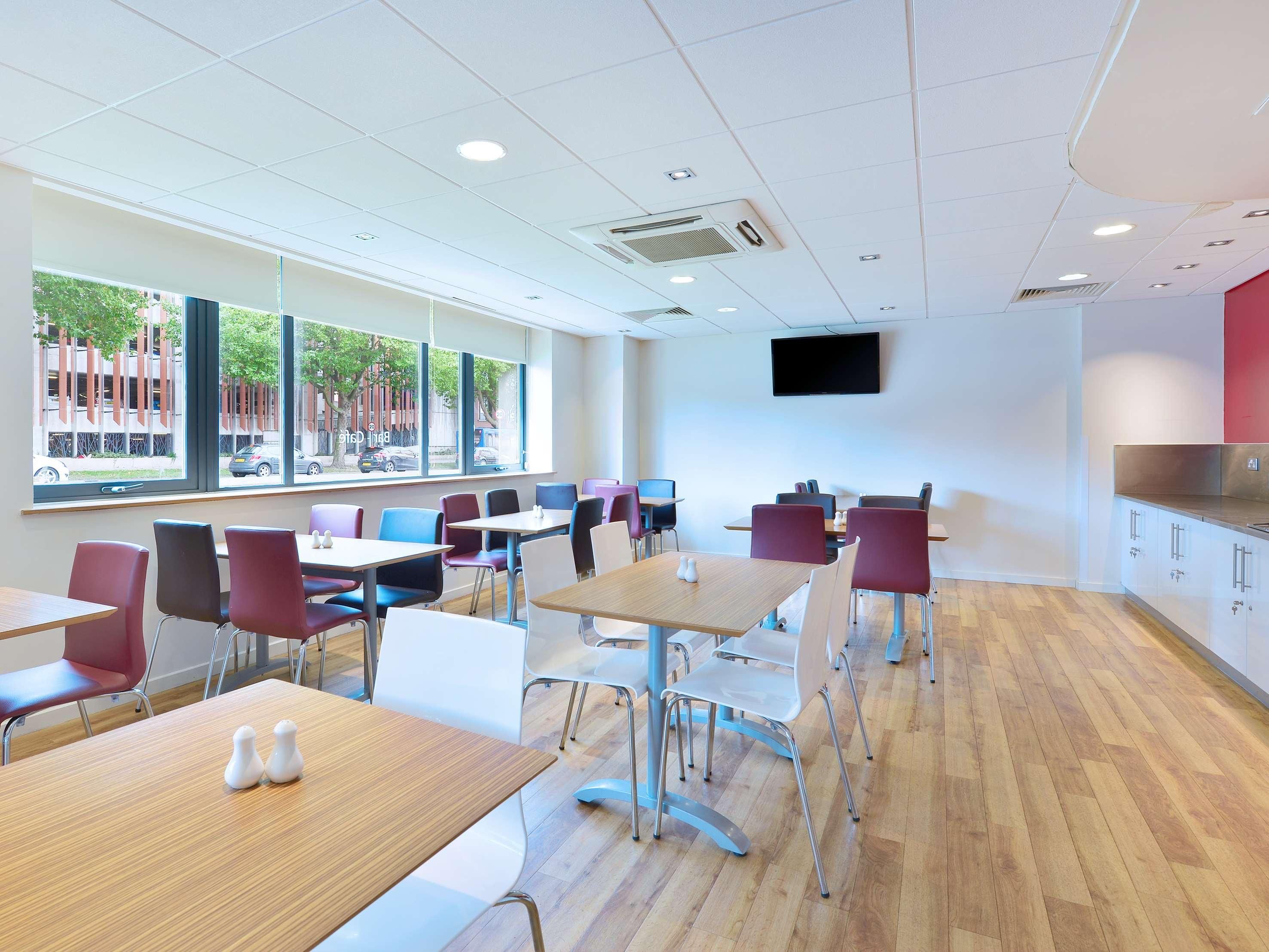 Travelodge Swindon Central 2