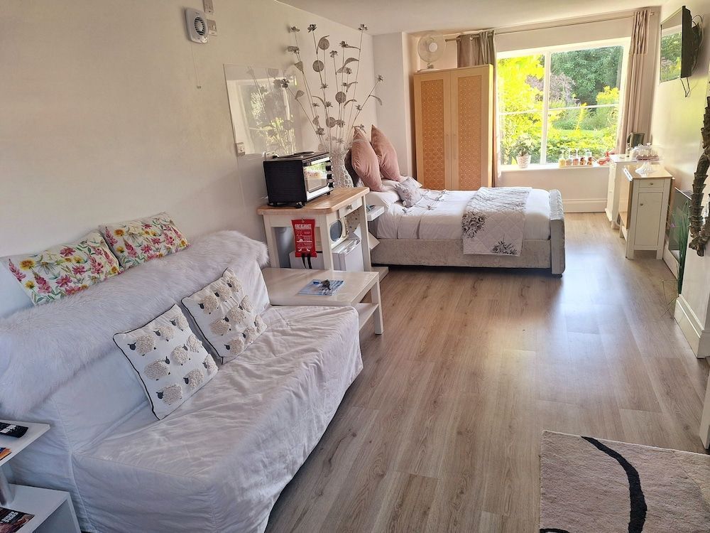 Cosy Axminster Studio with Extra Beds 1