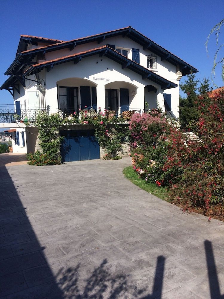 Villa Erresiñolettean 1