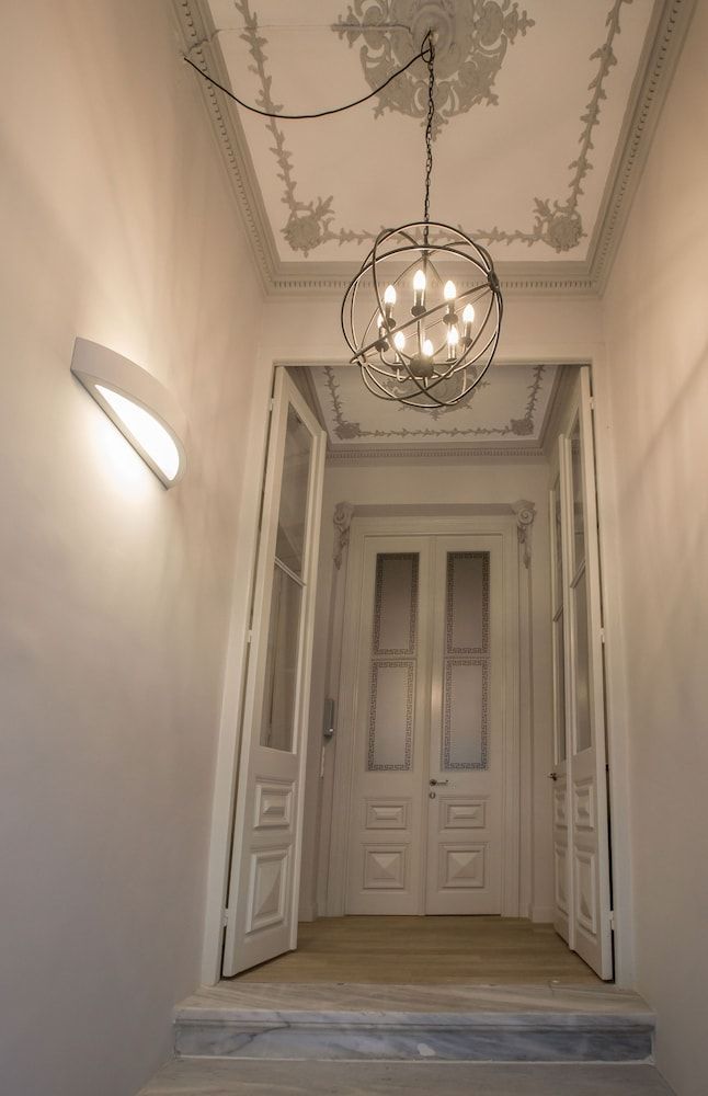 Magnificent neoclassical apt in Syntagma-Plaka by GHH 1