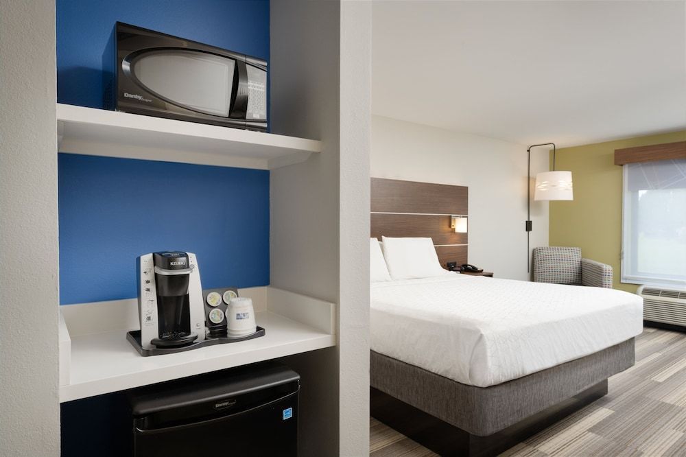 Holiday Inn Express & Suites TULLAHOMA by IHG 2