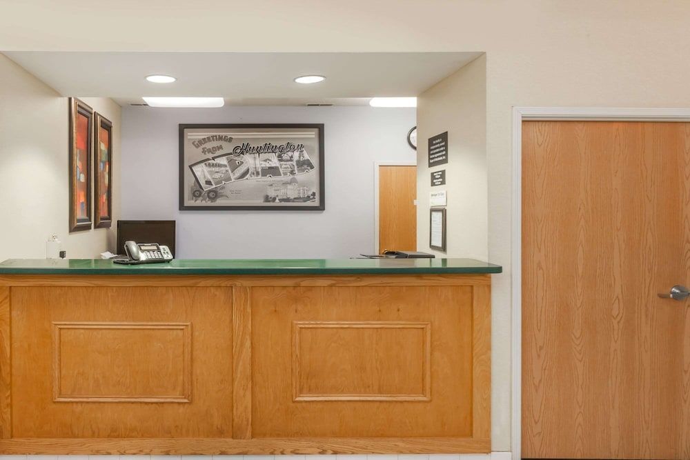 Super 8 by Wyndham Huntington 2