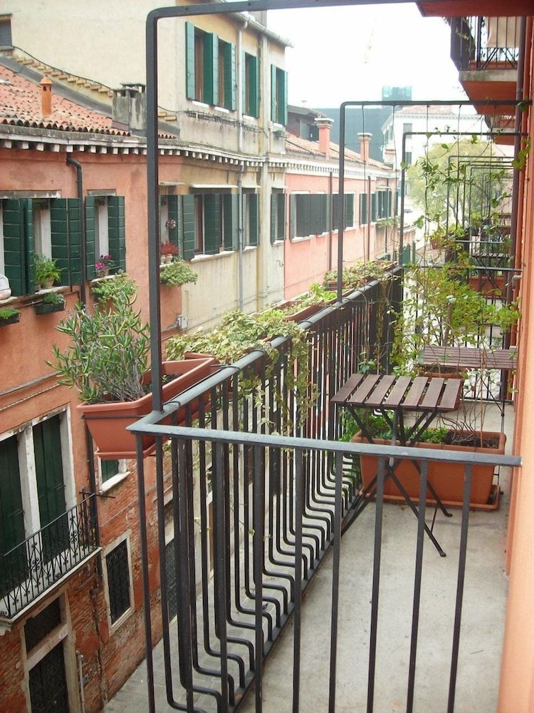 Guesthouse Alloggi Agli Artisti 1