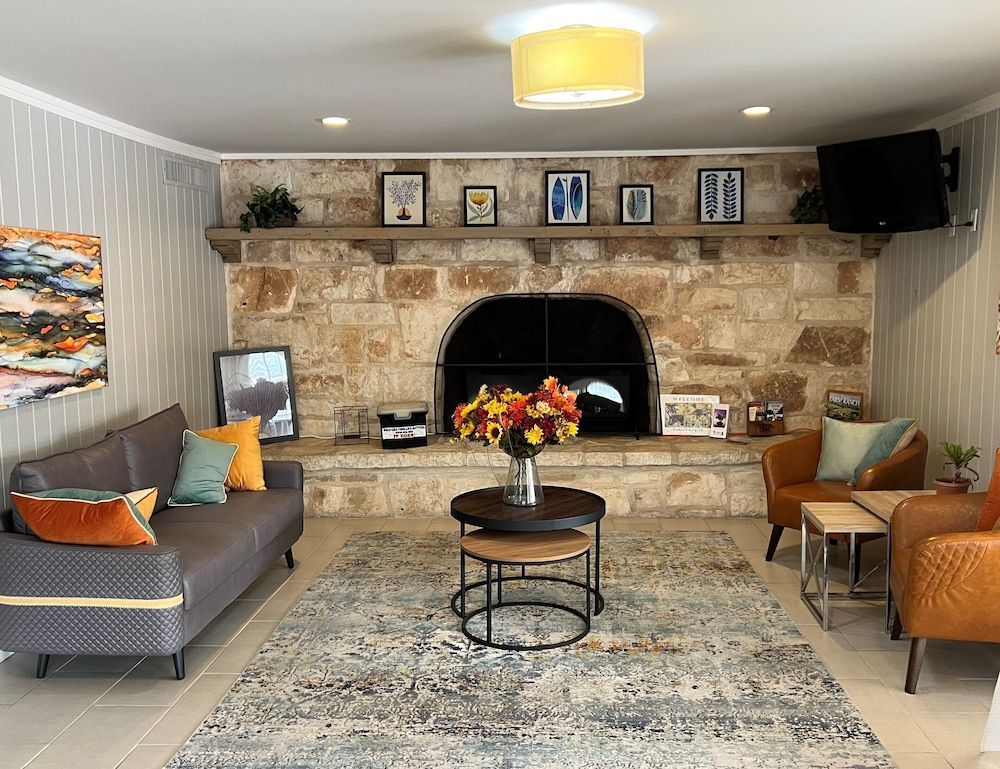 Sunday House Inn and Suites 2