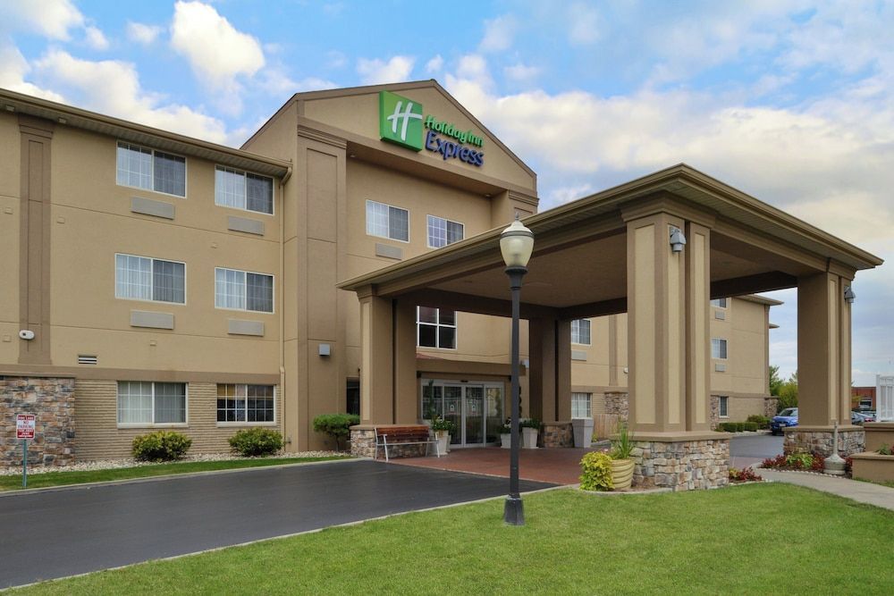 Holiday Inn Express & Suites ST. JOSEPH LAKEFRONT by IHG 1