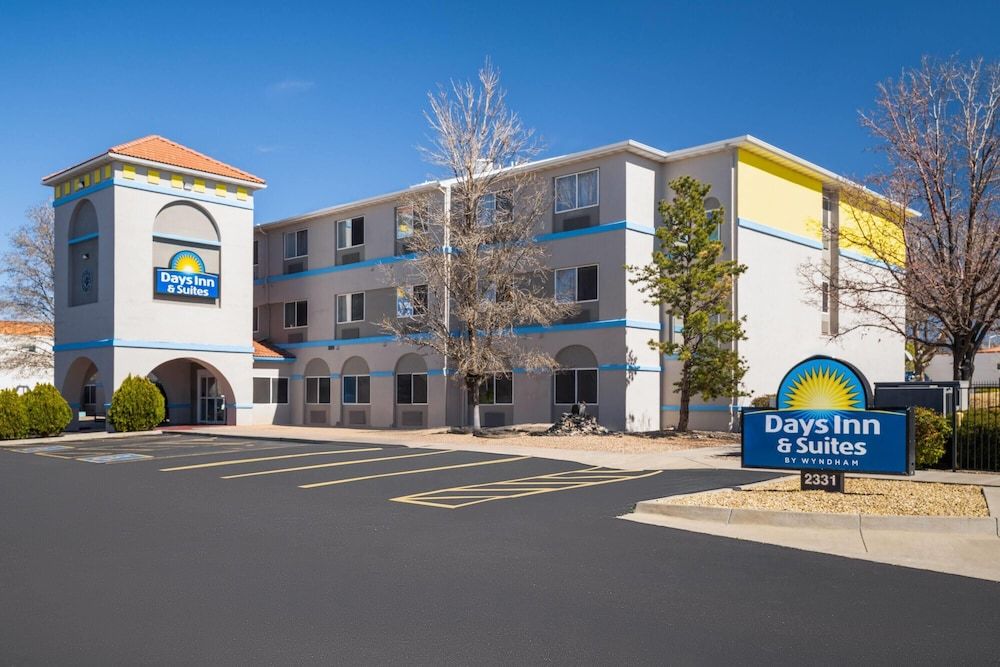Days Inn & Suites by Wyndham Airport Albuquerque 1