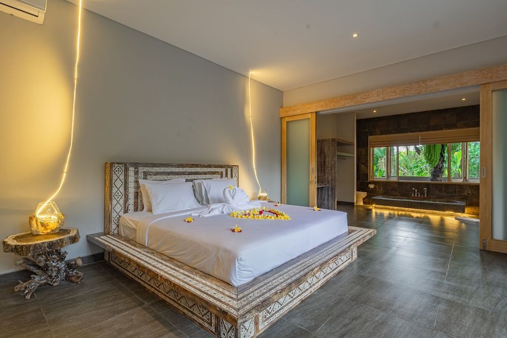 Brand new Luxury 3BR villa Ethnic Ubud # 1 1