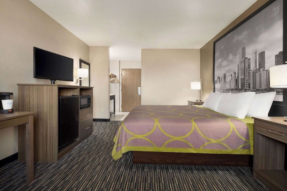 Super 8 by Wyndham Joliet I-55 N/Chicago 1
