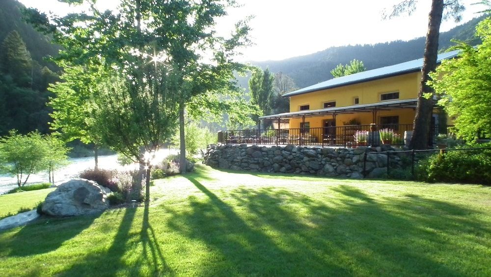 Strawhouse Resorts 1