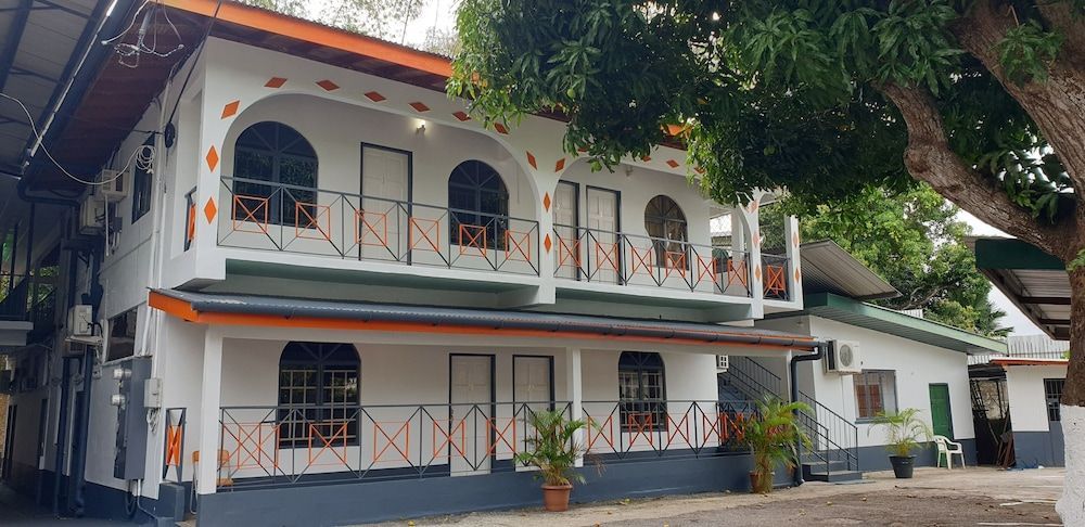 Queen's Comfort Inn 1