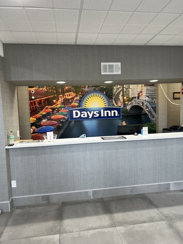 Days Inn & Suites by Wyndham San Antonio North/Stone Oak 2