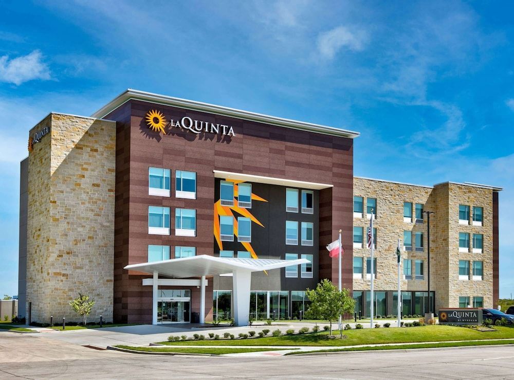 La Quinta Inn & Suites by Wyndham Terrell 1