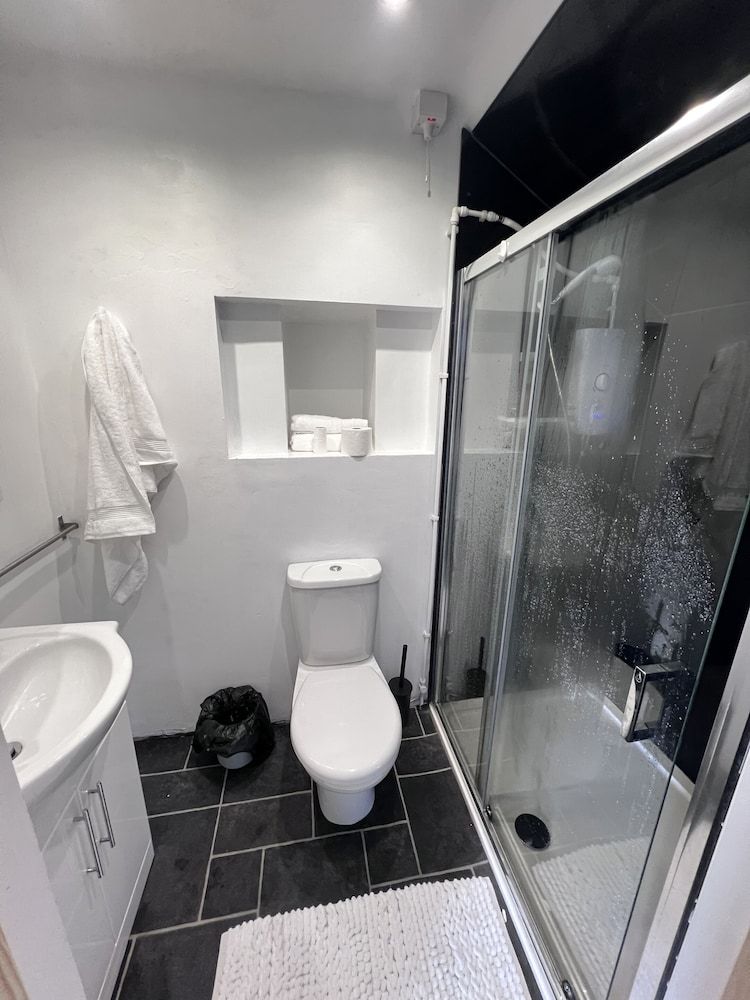 Hooper's Sandy Beach Guest Rooms 2
