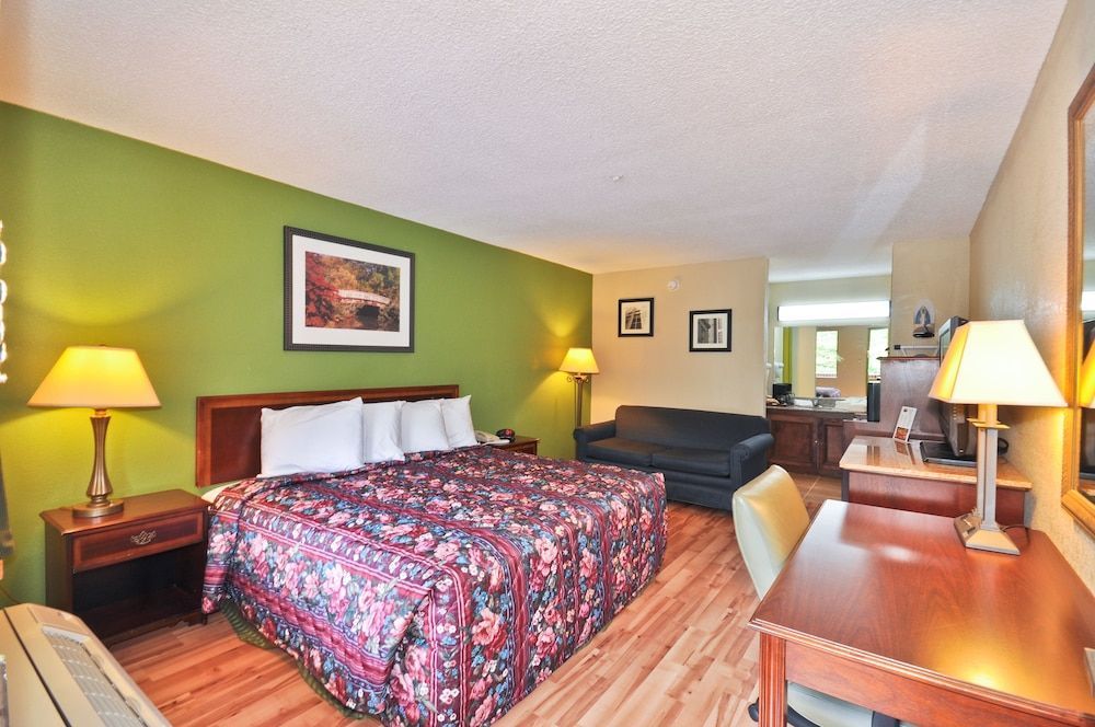 Country Hearth Inn & Suites Marietta 1