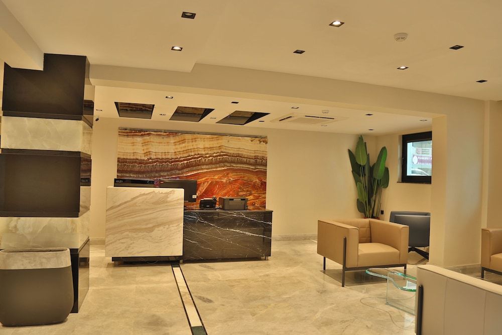İn The Middle Hotel 1