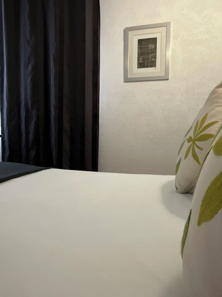 HOTEL De La Tour Saint Etienne SUD 1