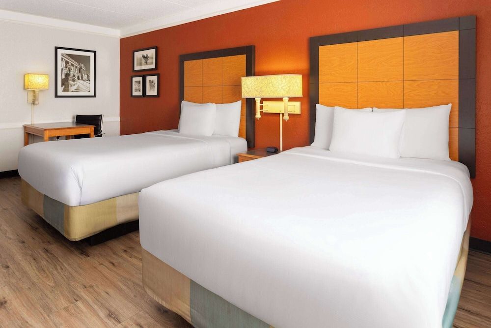 La Quinta Inn by Wyndham Pittsburgh Airport 1