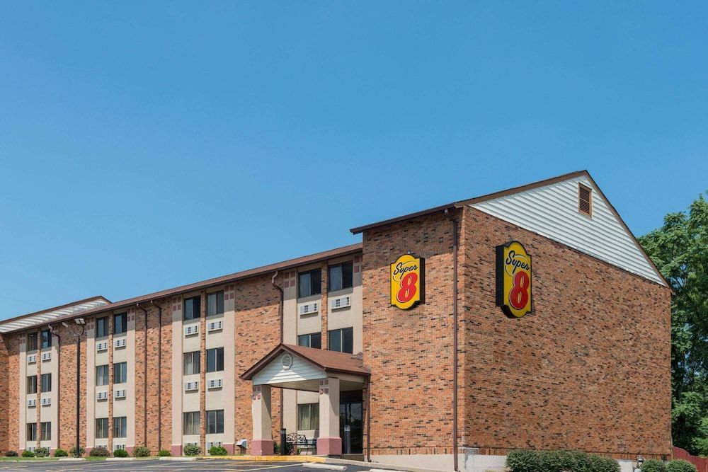 Super 8 by Wyndham St Charles 1
