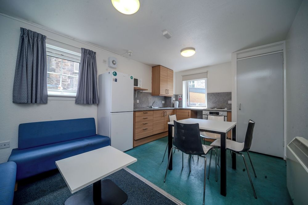 JOIVY Budget 4,5 and 6 bed private flats, in Historic Old Town - Adults Only 1