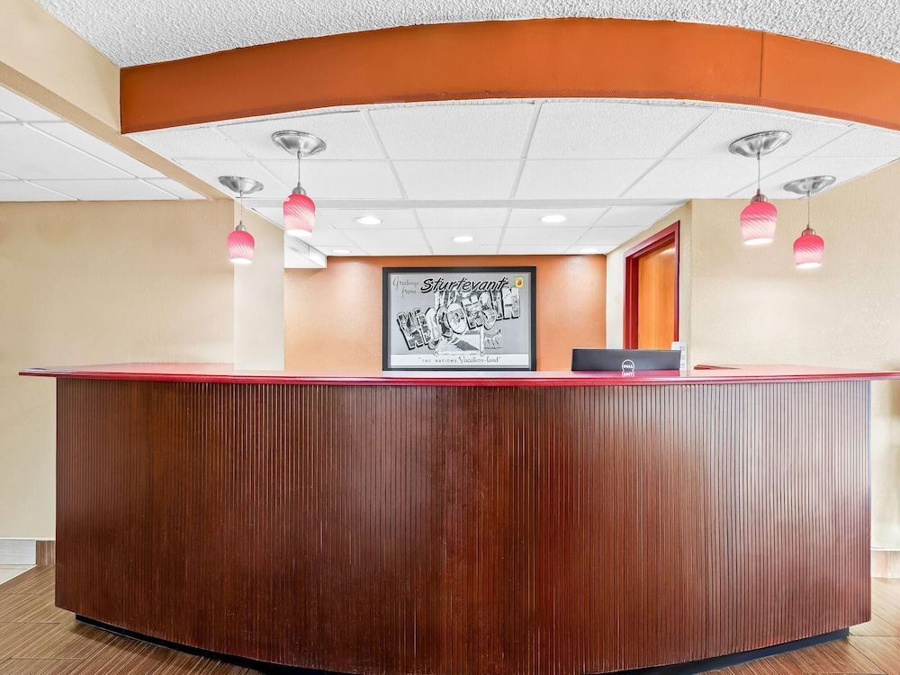 Super 8 by Wyndham Sturtevant Racine 2