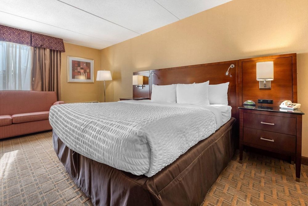Clarion Hotel Conference Center on Lake Erie 1