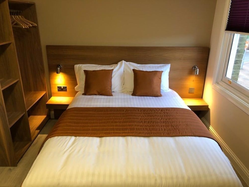 Eagle Hotel Luton Airport 1