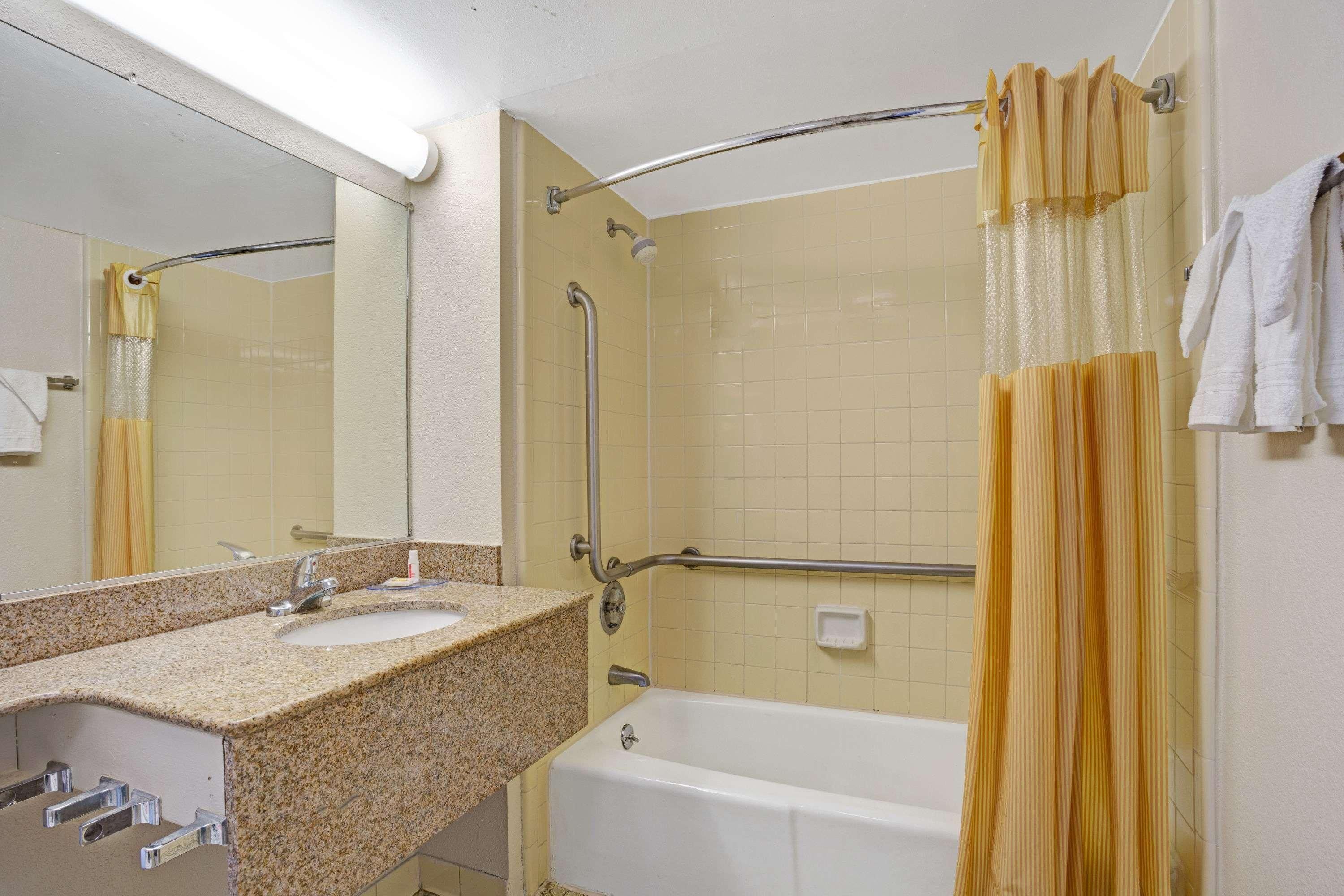 Days Inn by Wyndham Norfolk Military Circle 2