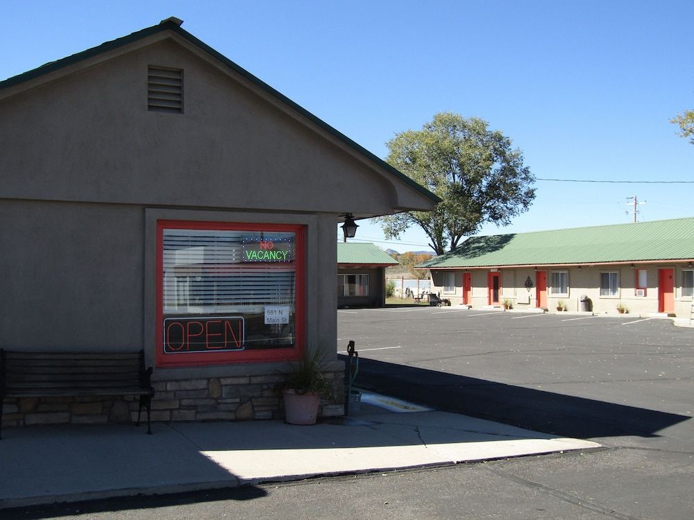 Lamplighter Lodge 1