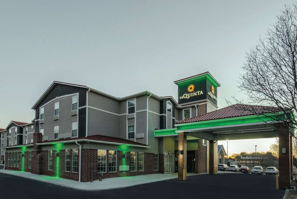 La Quinta by Wyndham Kansas City Airport 1
