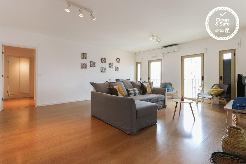 Modern Bright Avenidas Novas by Homing 2