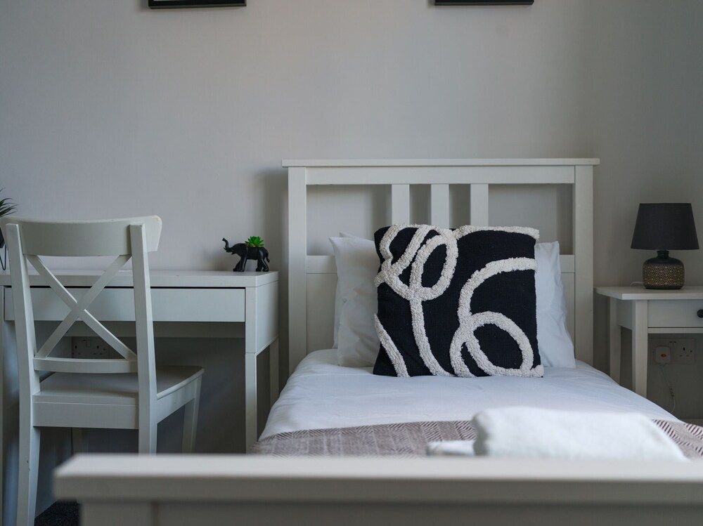 Lily Apartment - Sleeps 3 - Pet friendly - Parking 2