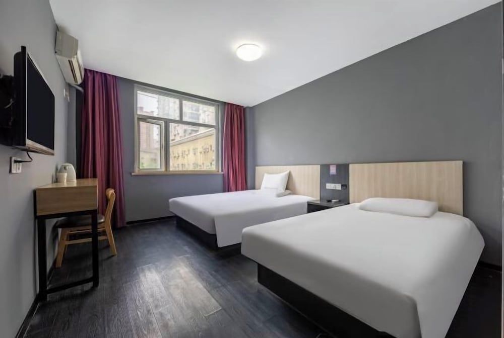 Red House Hotel (Shanghai Red House Hospital Lujiabang Road Subway Station Branch) 1