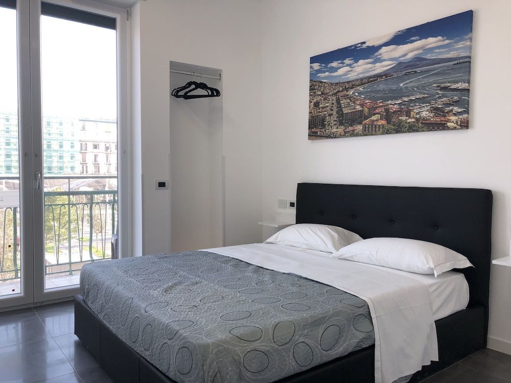 Top Floor Rentrooms Napoli 1