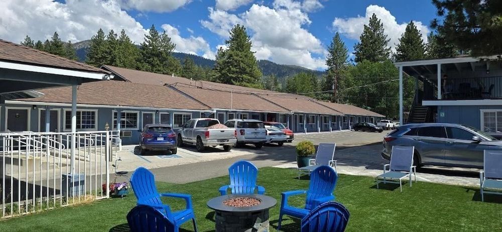 Bluebird Day Inn & Suites 1