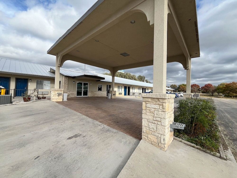 Motel 6 Junction, TX Llano River 1