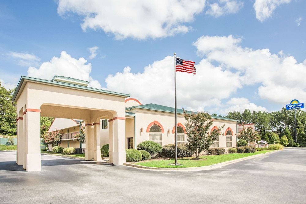 Days Inn & Suites by Wyndham Columbia Airport 1