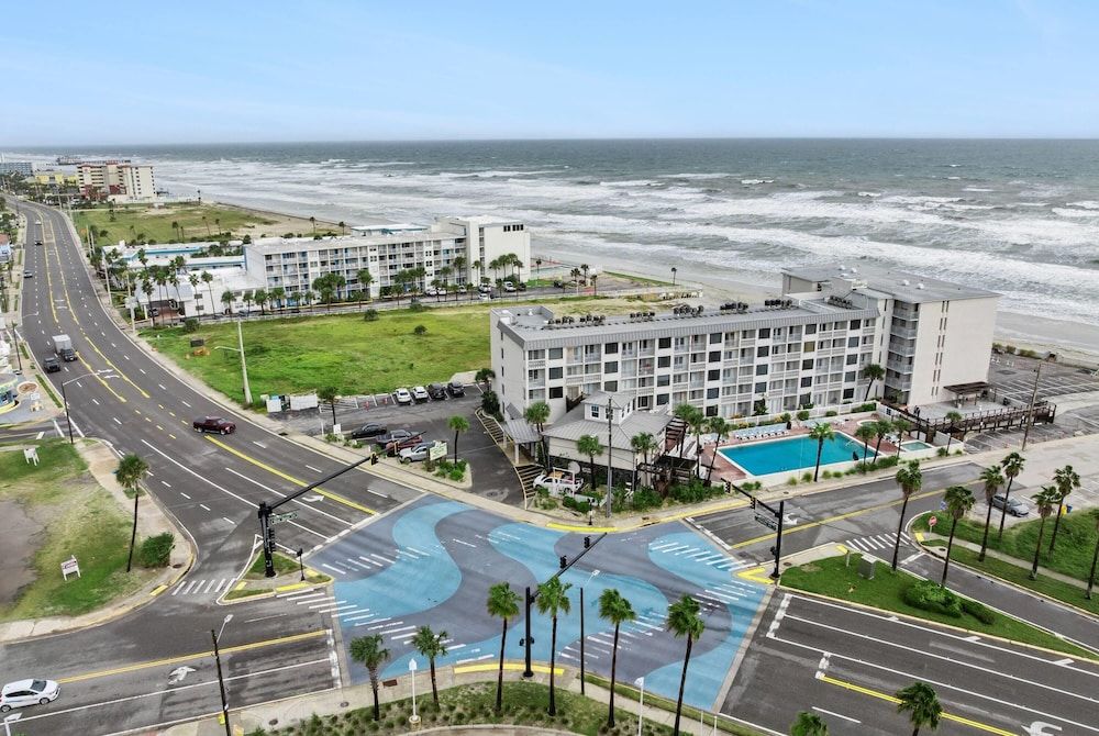 Howard Johnson by Wyndham Oceanfront Daytona Beach 1