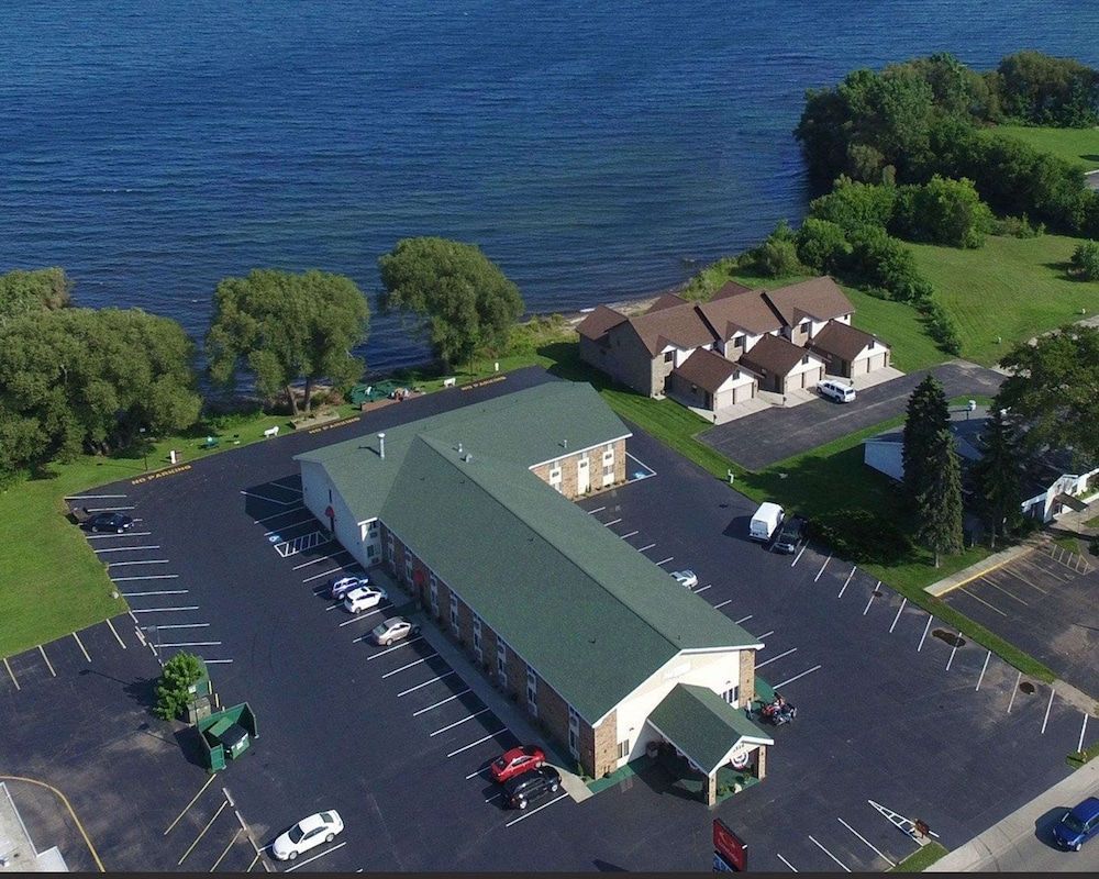 Econo Lodge Menomonie On The Bay 1
