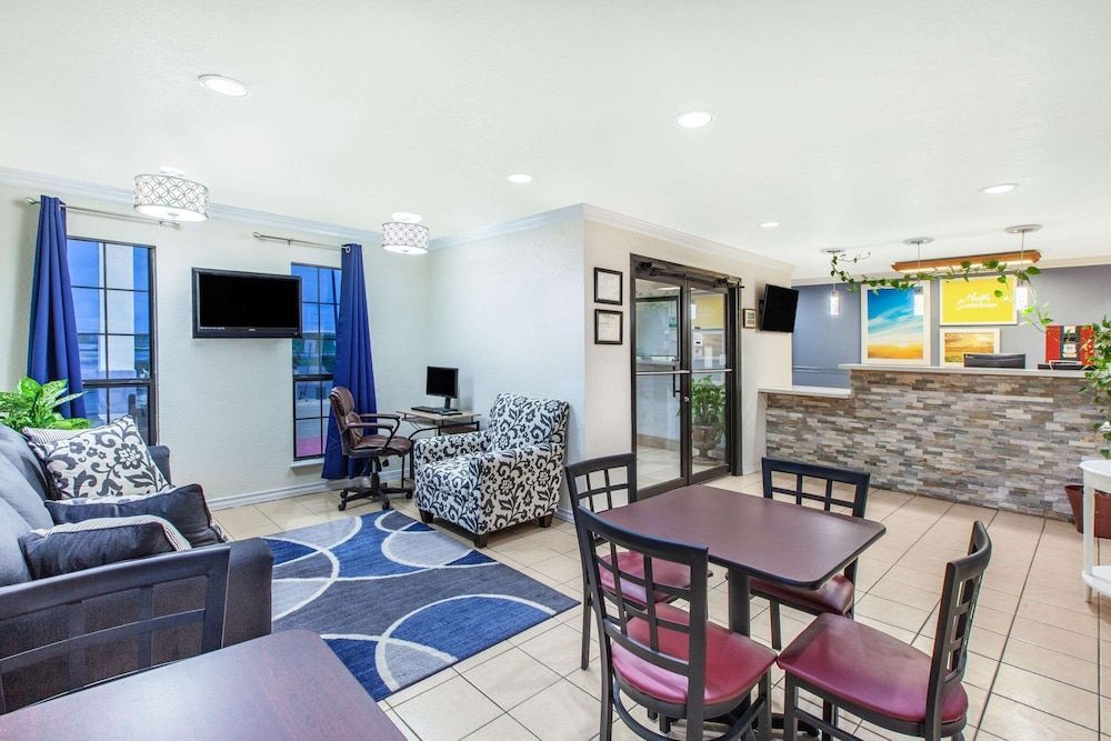 Days Inn & Suites by Wyndham Braunig Lake 2
