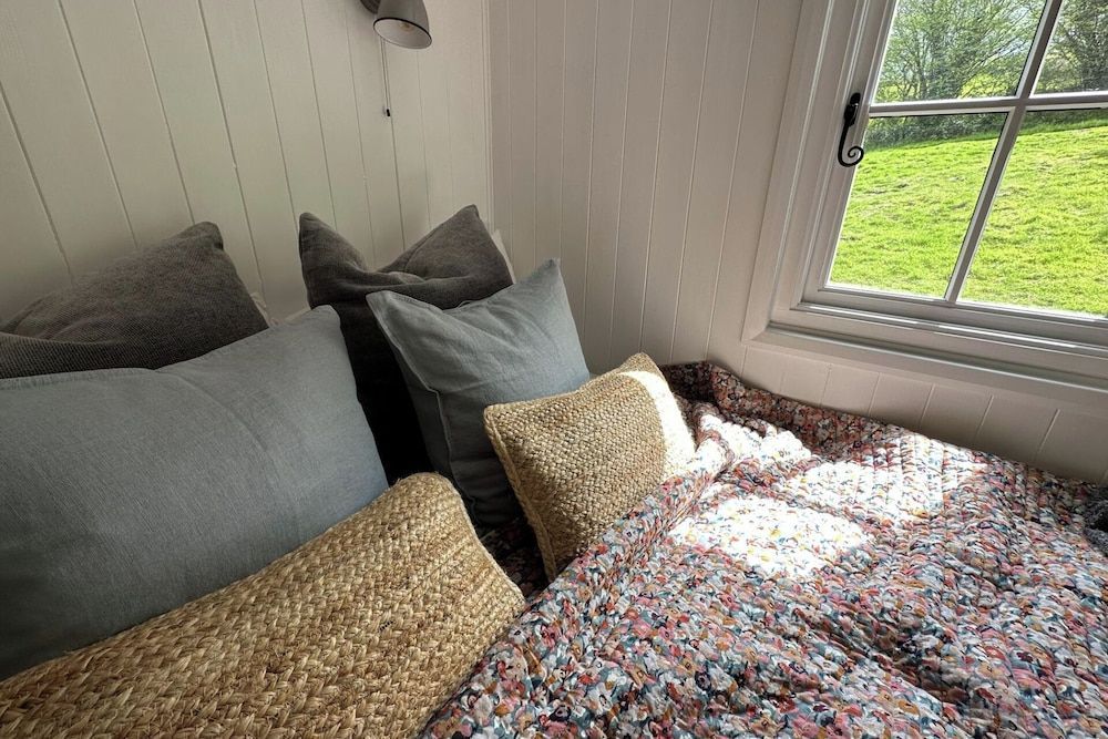 Shepherd's Hut - Sleeps 2 - Pet Friendly - Parking 2