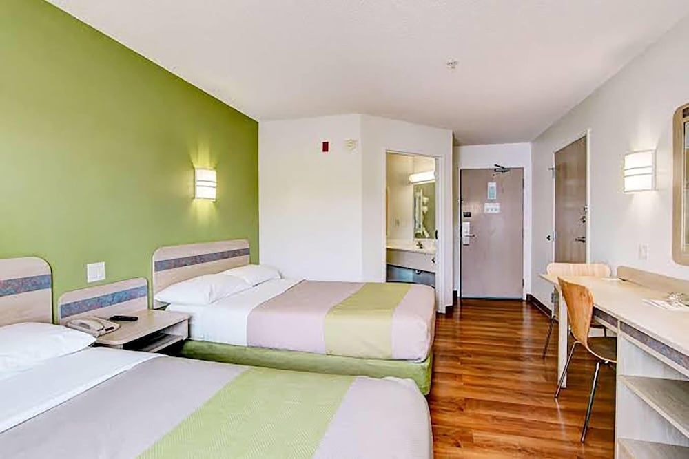 Super 8 by Wyndham Aurora East 1