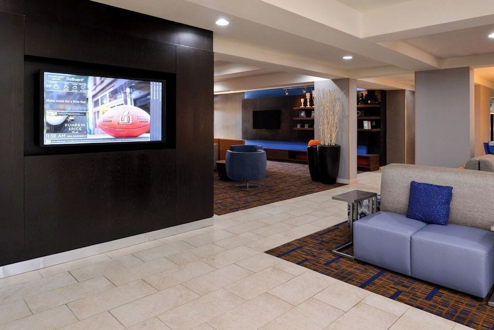 Country Inn & Suites by Radisson, Brown Deer - Milwaukee North 2