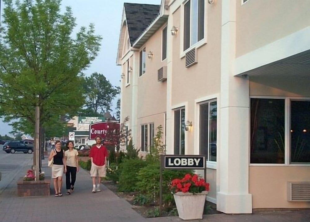 Court Plaza Inn & Suites of Mackinaw 1