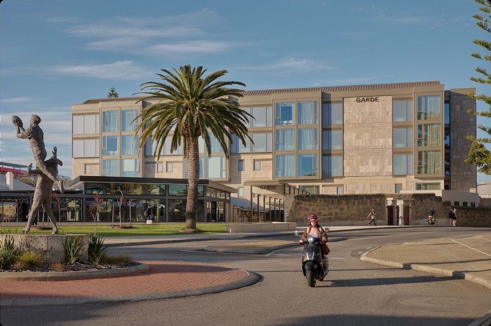 Garde and Warders Hotel 1