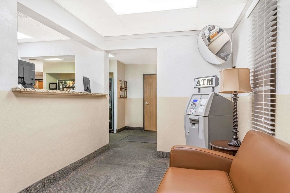 Super 8 by Wyndham Montgomery Maybrook 2