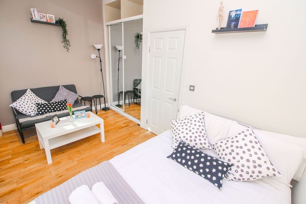 Studio Flat near Liverpool Street 1