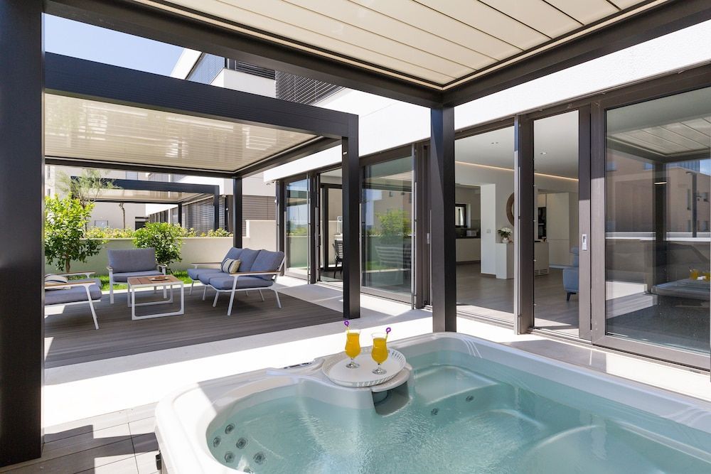 Shell Luxury Residences with Pool and Whirlpool 1